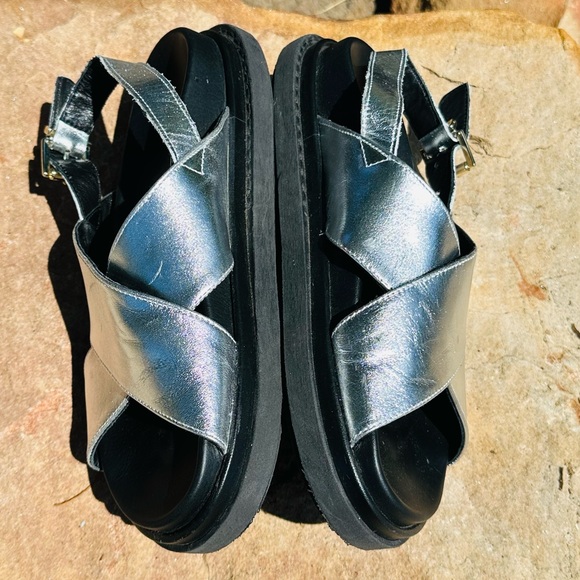 ALOHAS Marshmallow Shimmer Metallic Silver Leather Chunky Sandals - Picture 3 of 7